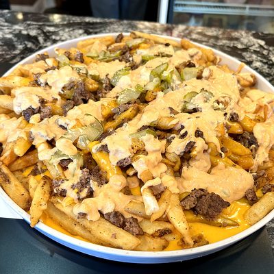 Smash burger fries with chopped burger, cheese, pickles and special sauce
